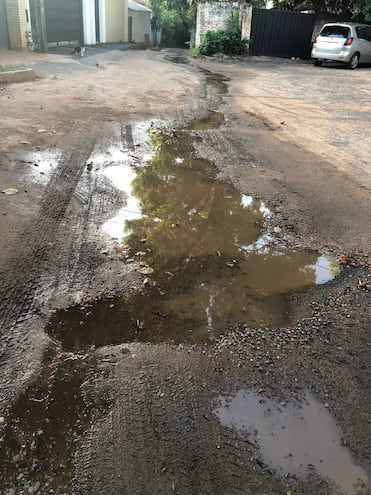 Tres semanas hace que el agua corre y destruye las calles.