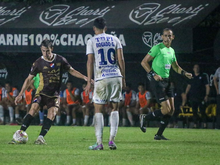 Giovanni Bogado (10), futbolista de Sportivo Ameliano, observa un remate en el partido frente a Nacional por la fecha 14 del torneo Clausura 2024 del fútbol paraguayo en el estadio Martín Torres, en Asunción, Paraguay.