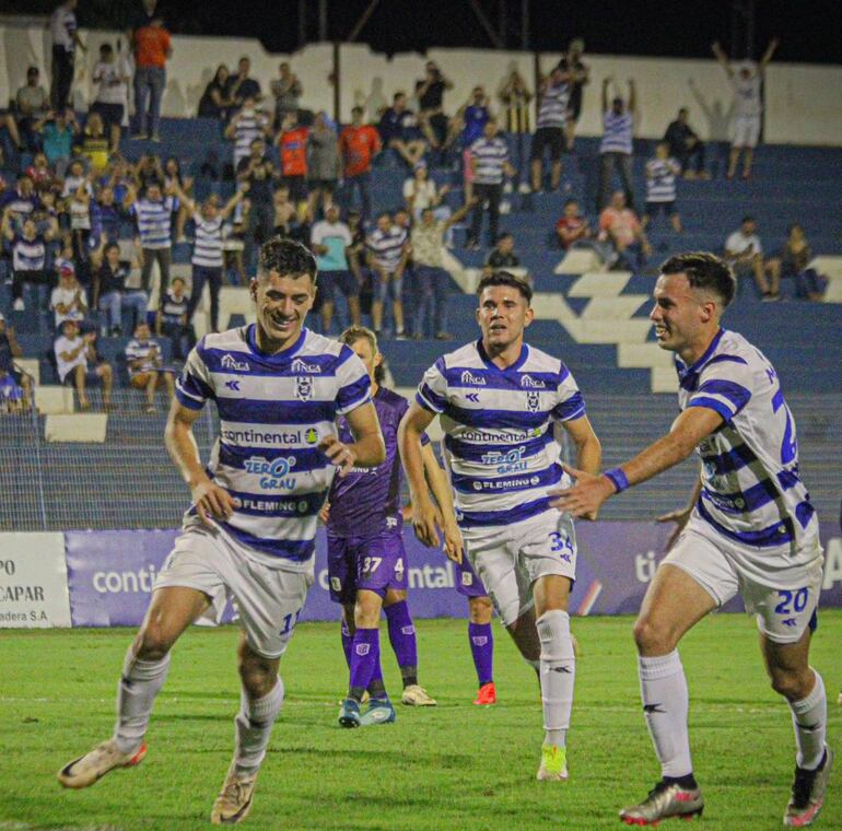 Junior Noguera festeja uno de los  tantos que marcó ayer junto a Marcos Gaona y Marcos Caballero. (Foto: @Club2deMayo)