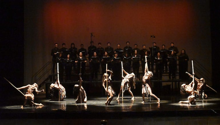 Las bailarinas representaron a la india y su transitar por el monte, incorporando tacuaras a su presentación.