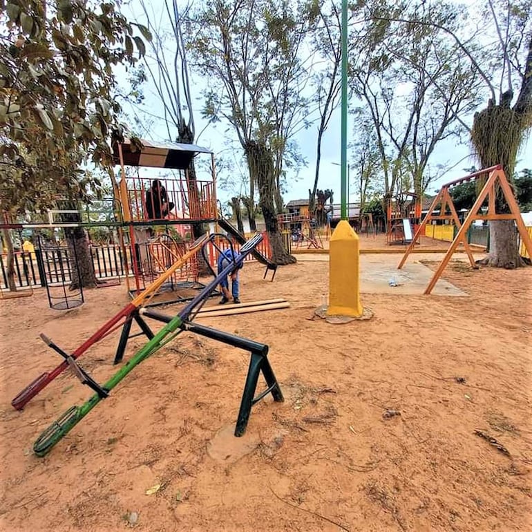 En la plaza Gral. Eduvigis Díaz donde se inició la reparación del parque infantil.