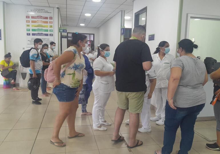 Mucho movimiento en el IPS Ingavi por los heridos tras la fuga de amoniaco en San Lorenzo.