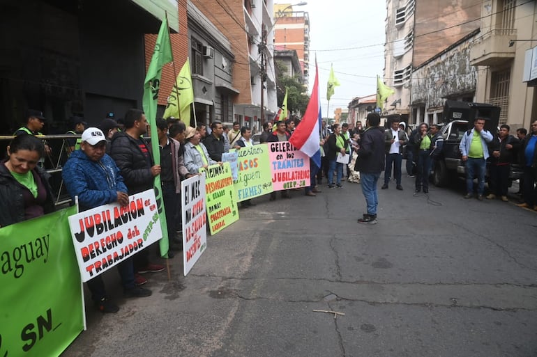 Los docentes piden el el Estado aporte a la caja fiscal.