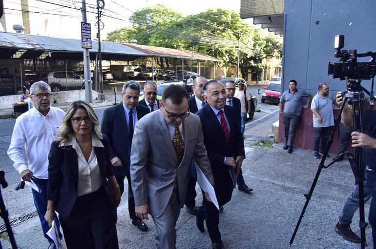 Equipo legal de Mario Abdo Benítez y su gabinete llegando al Ministerio Público, en la mañana, antes de los chats entre Pedro Ovelar y el fiscal Aldo Cantero. 