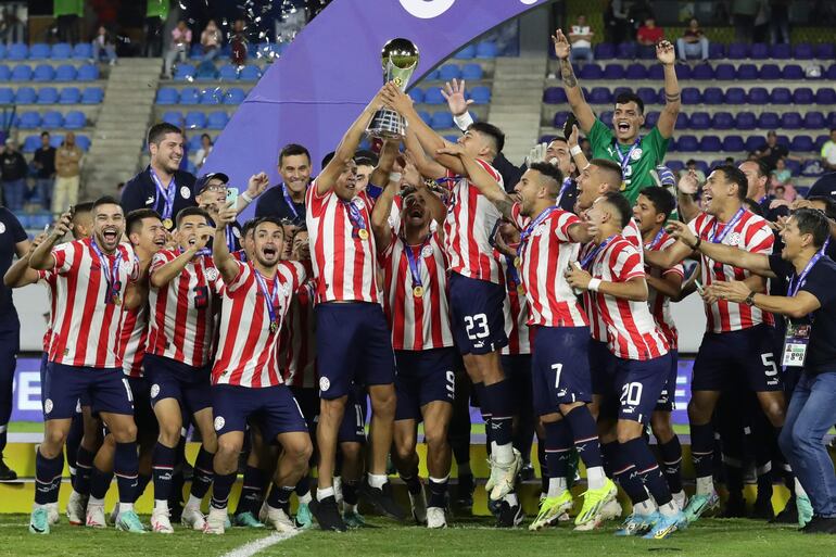 Los jugadores de Paraguay celebran la clasificación a Los Juegos Olímpicos París 2024 y la consagración de campeón del Preolímpico 2024 en el estadio Nacional Brígido Iriarte, en Caracas, Venezuela.
