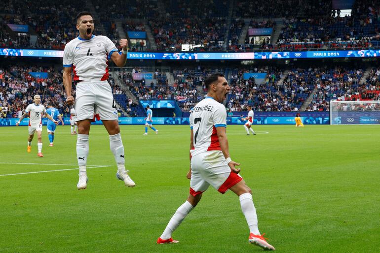 Marcelo Fernández (d), jugador de la selección de Paraguay, festeja un gol en el partido ante Israel por la segunda fecha del Grupo D del Torneo de Fútbol masculino de los Juegos Olímpicos París 2024 en el estadio Parque de los Príncipes, en París.