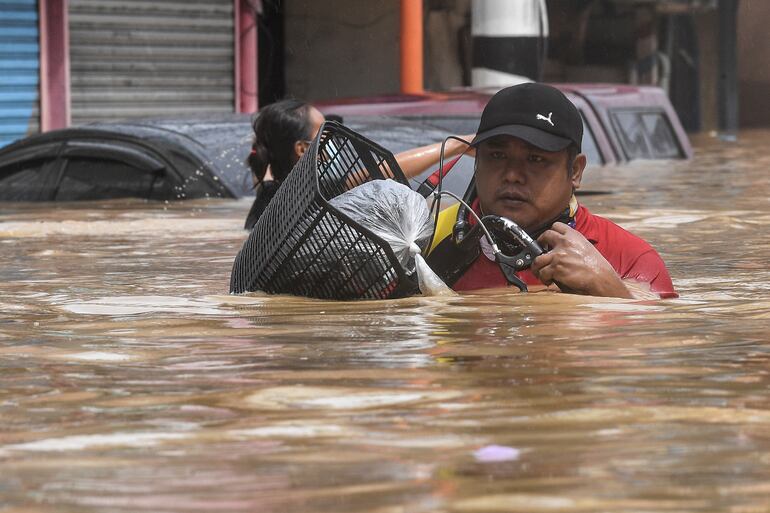 Cientos de personas huyeron de sus casas ante las inundaciones causadas por los aguaceros que desató el supertifón Saola en poblados rurales del noreste de Filipinas, informaron el domingo las autoridades de rescate.