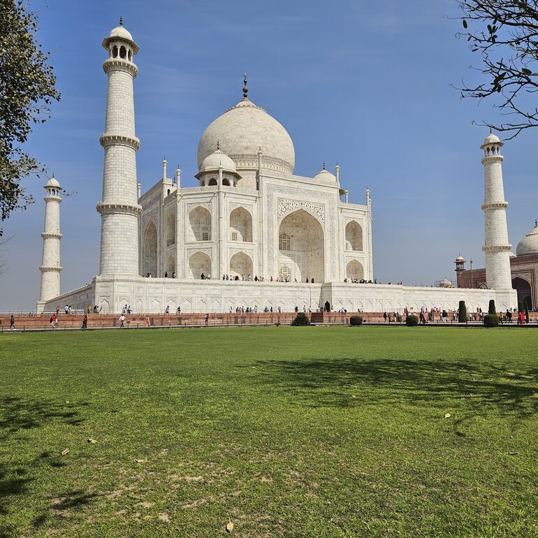 Taj Mahal. Está ubicado en Agra. Recibe al año millones de visitas.