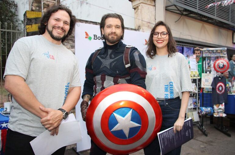 Los maestros de ceremonia Roberto Grange y   Alexandra Vera y Aragón con el Capitán América.