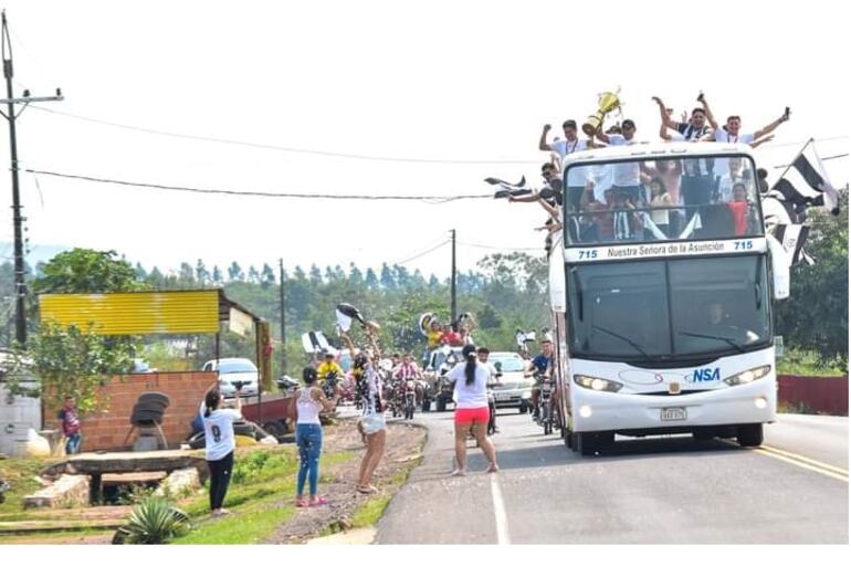 Caravana del club Libertad de Cerro León, campeón de Liga Pirayuense de Deportes.