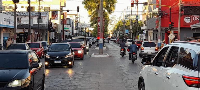 El centro de la ciudad de Pilar se saturó con el ingreso de la cantidad de visitantes.