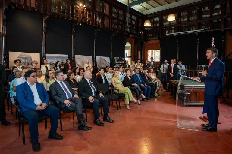 Santiago Peña, Presidente de la República, en la firma de la ley que reconoce a los afrodescendientes.