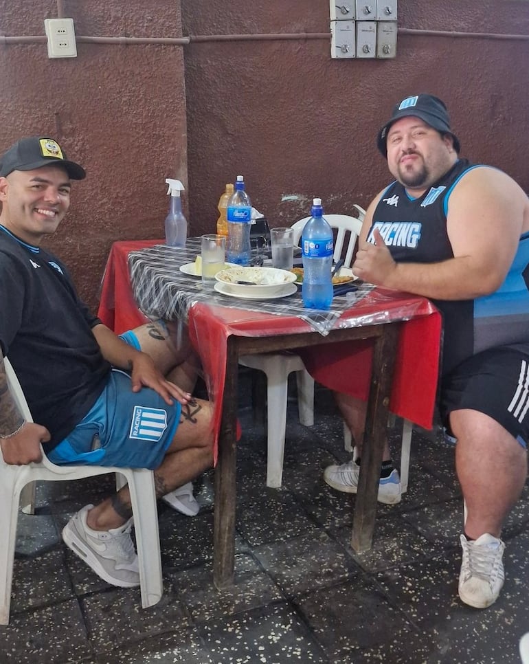 Hinchas del Racing, en Las Delicias del Mercadito.