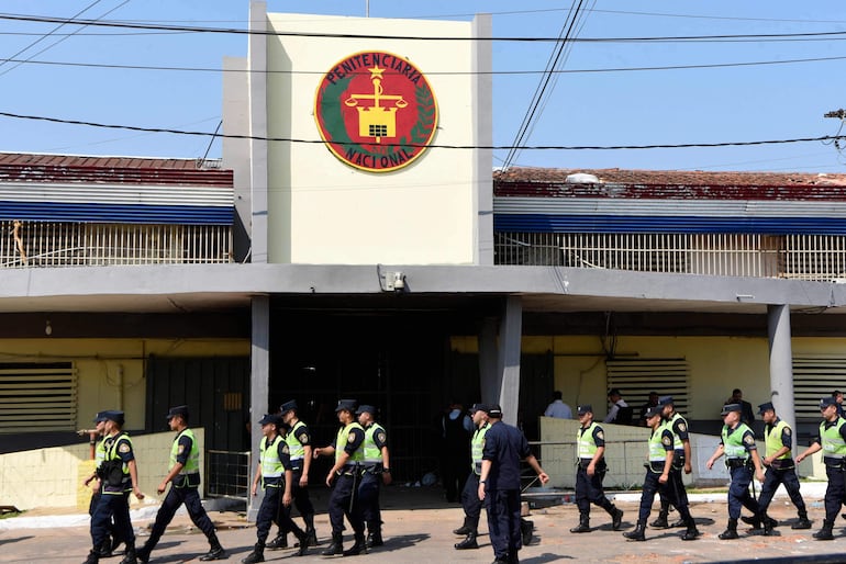 Uniformados policiales frente a la penitenciaría Nacional de Tacumbú.