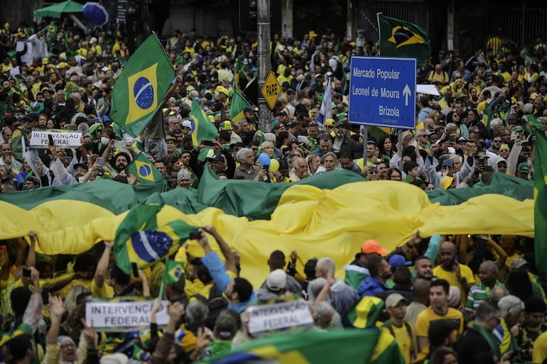 Miles de personas participan en una protesta de seguidores del expresidente Jair Bolsonaro por el resultado de las elecciones.