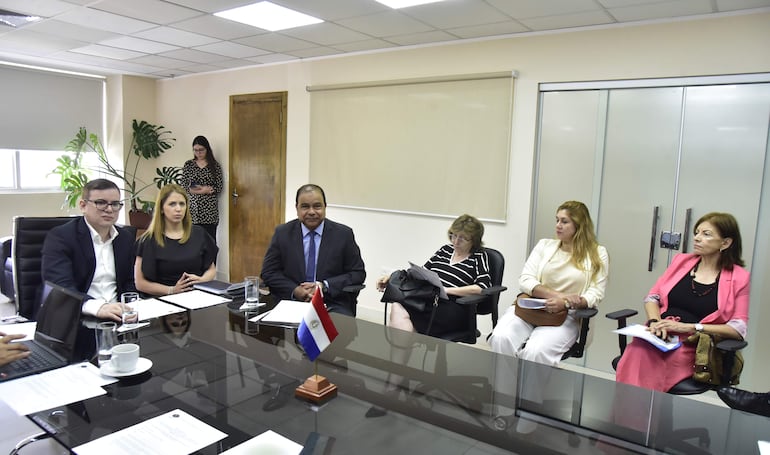 El presidente de la Aneaes, Jorge Duarte (centro), el presidente del Círculo de Médicos, Jorge Duarte y otras autoridades de ambas partes en la mesa de diálogo en la Agencia.