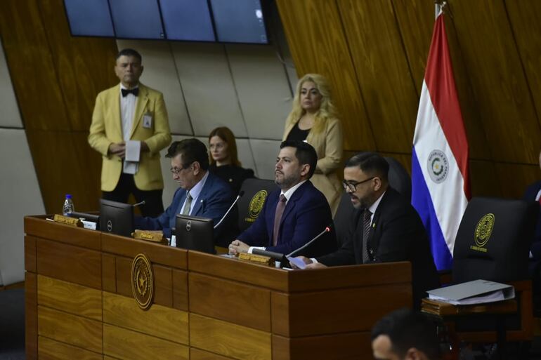 Raúl Latorre (c), presidente de la Cámara de Diputados.