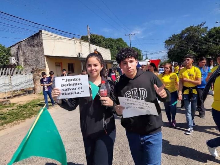 Integrantes de la Pastoral Juvenil de Ñeembucú se manifestaron por las calles de Pilar, exigiendo a las autoridades que tomen medidas contra la destrucción del medio ambiente.