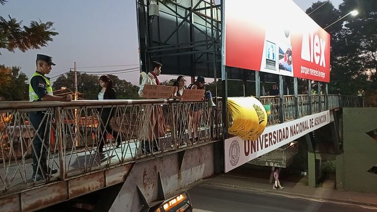 Varios jóvenes protestaron desde el paso peatonal en zona del campus.