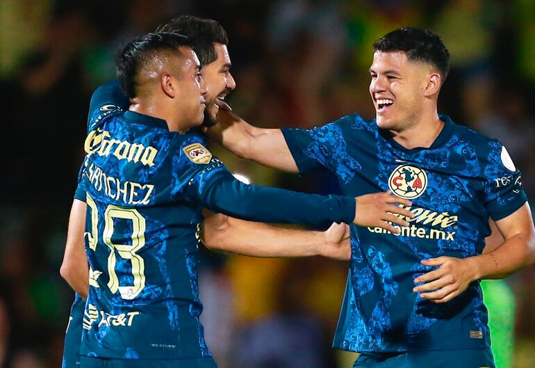 Richard Sánchez (d) celebra un gol con Erick Sánchez y Henry Martín.