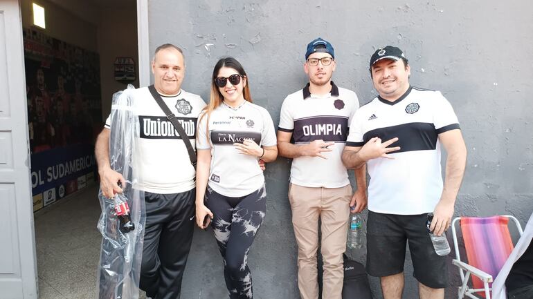 Los hinchas de Olimpia preparando el mosaico para el recibimiento al equipo contra Flamengo.