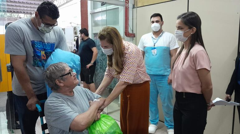 Ministra de salud, María Teresa Barán, conversa con un paciente del hospital de Villa Elisa y resalta la implementación de consultorios nocturnos.