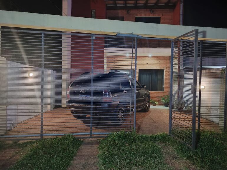 Delincuentes fuerzan portón y roban valiosos objetos de una casa en Lambaré.