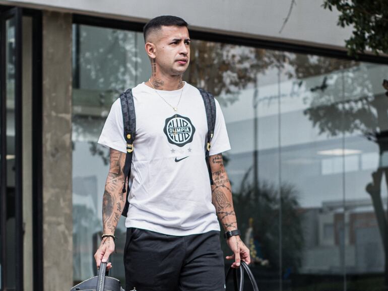 Derlis González, jugador de Olimpia, antes del viaje a Ciudad del Este para disputar la jornada 13 del torneo Apertura 2024 del fútbol paraguayo.