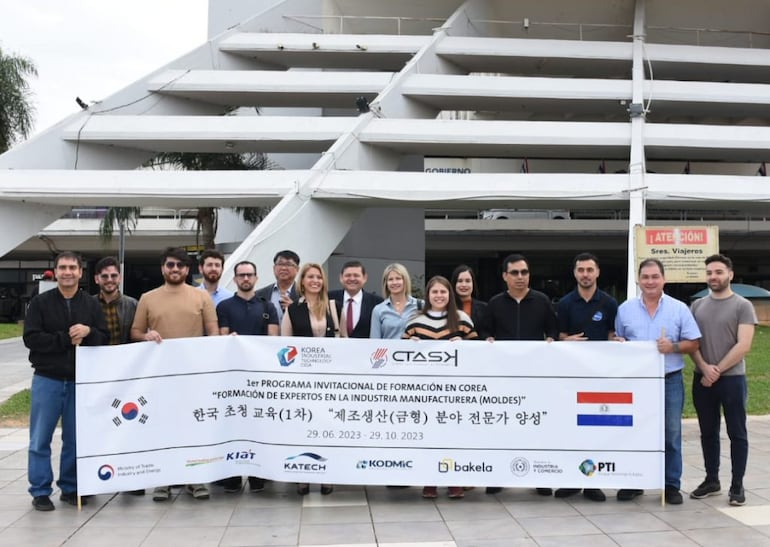 Grupo de profesionales paraguayos que viajó a Corea.