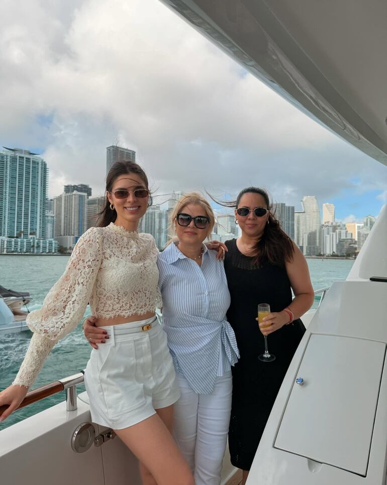 Nadia, Ludy y Eli Ferreira, juntas en Miami, celebrando el cumpleaños de Mauri. (Instagram/Ludy Ferreira)