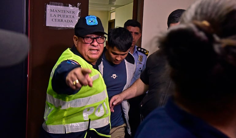 Esposado, Aldo Pereira es conducido del juzgado hasta el retén, para su posterior traslado a la cárcel.