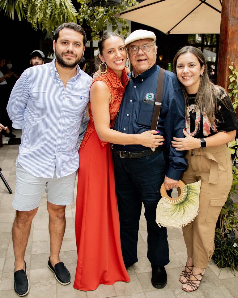 La cumpleañera Emma Viedma con sus seres queridos. (Instagram/Emma Viedma)