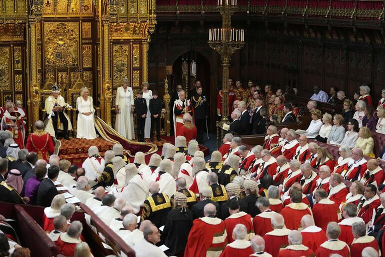 Los reyes Carlos y Camila de Inglaterra en el Palacio de Westminster en la ceremonia de Apertura Estatal del Parlamento. (Instagram/The Royal Family)