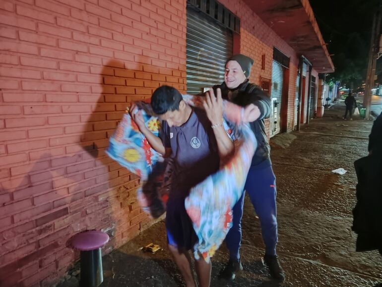 Personas en situación de calle asistidas por los jóvenes de "Noches Solidarias" que recorren con donaciones las calles de Asunción y Gran Asunción por las noches frías.