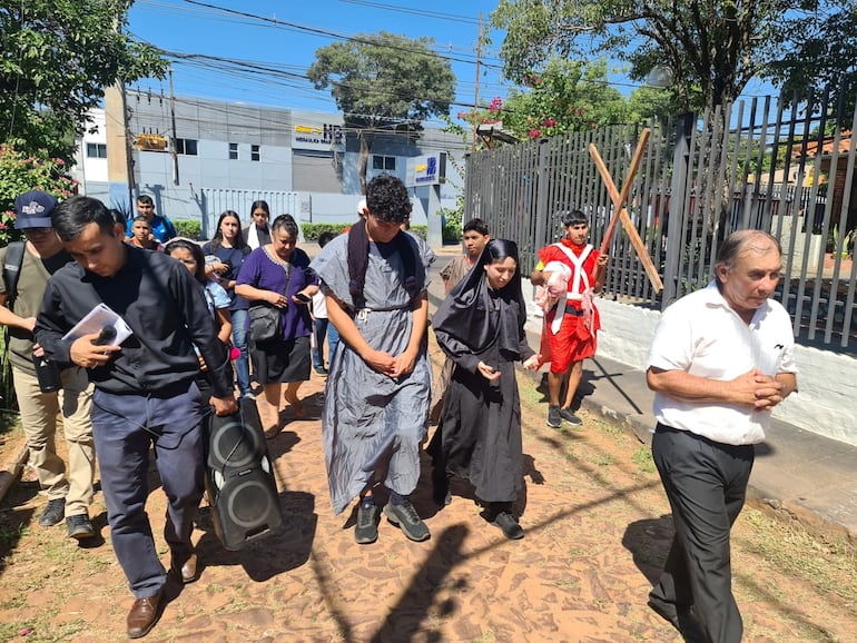 Via Crucis urbano en Laurelty.