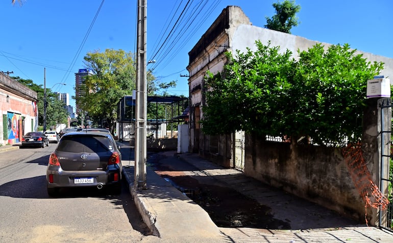 Este es el inmueble en cuya vereda está el caño roto, sobre calle Manuel Gondra.