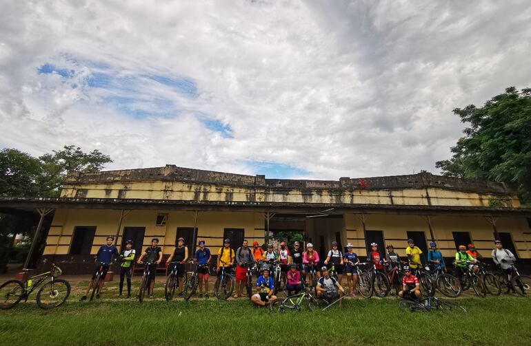 La exestación del tren en Areguá fue el  primer sitio histórico  visitado por los ciclistas. Allí se les dio una reseña del lugar.