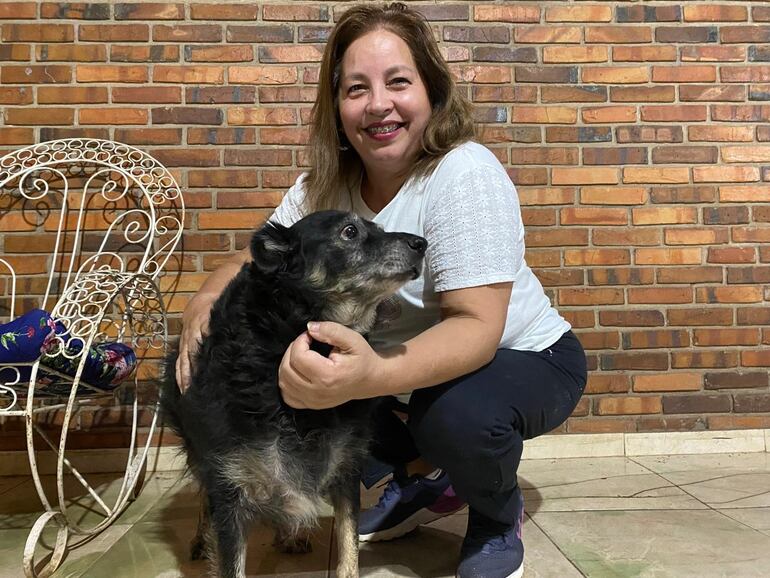 La profe Alba Mosqueira junto a su perrita Negra.