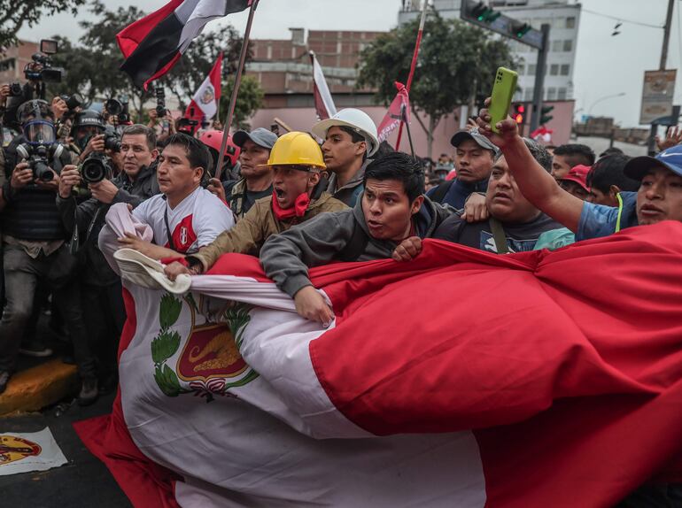 El Tribunal de Justicia de la Comunidad Andina (TJCAN) falló a favor de Perú en la demanda que presentó contra Bolivia por los mayores cobros a transportistas internacionales terrestres de mercancía y pasajeros que circulaban en su territorio con placa extranjera, informó este sábado un comunicado oficial.