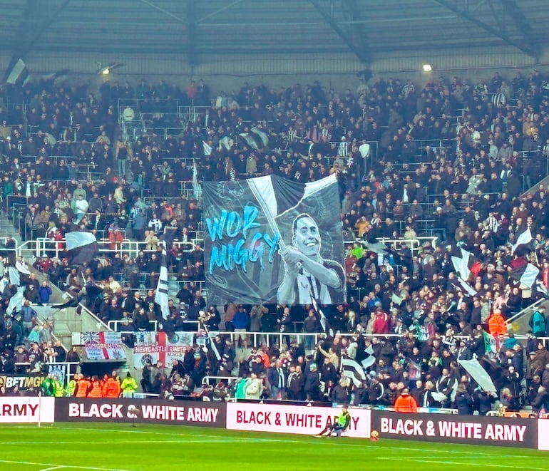 Los hinchas del Newcastle desplegaron una bandera en homenaje al paraguayo Miguel Almirón.