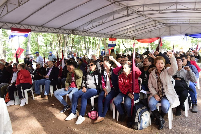 Organizaciones sociales repudiaron acuerdo entre Paraguay y Brasil sobre Itaipú, durante un panel. 