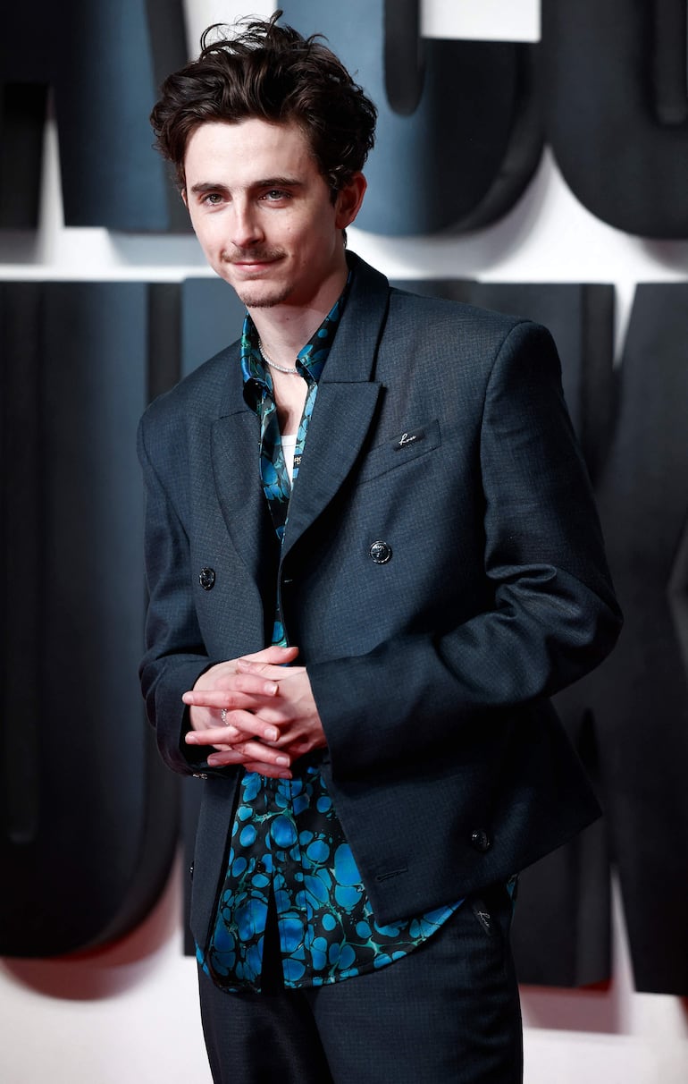 El actor Timothée Chalamet llegó así de elegante a la premier de "A Complete Unknown"  en el BFI Southbank de Londres. (BENJAMIN CREMEL / AFP)