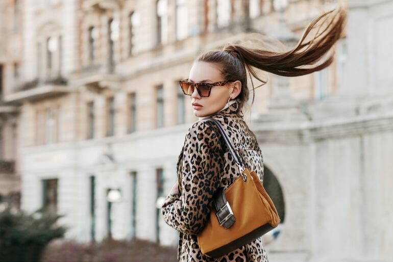 El animal print sigue siendo un pilar en el mundo de la moda, ofreciendo a las mujeres una amplia gama de opciones para integrarlo en sus estilos personales.