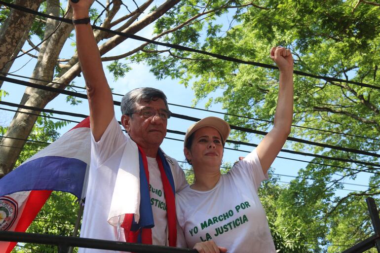 AME9690. ASUNCIÓN (PARAGUAY), 21/11/2024.- El secretario general del Partido Paraguay Pyahura, Ermo Rodríguez (i), junto a la exsenadora de oposición Kattya González, celebran la realización de la marcha 'Por la Justicia, contra toda la injusticia' luego de pronunciar un discurso en las afueras del Palacio de Justicia de Asunción, este jueves en Asunción (Paraguay). Una marcha de opositores y organizaciones de la sociedad civil recorrió este jueves las calles de Asunción y entregó a los tres poderes del Estado paraguayo una proclama en defensa de la democracia, la independencia de las instituciones y en reclamo de mejores servicios públicos, según refirieron los organizadores. EFE/ Nina Osorio
