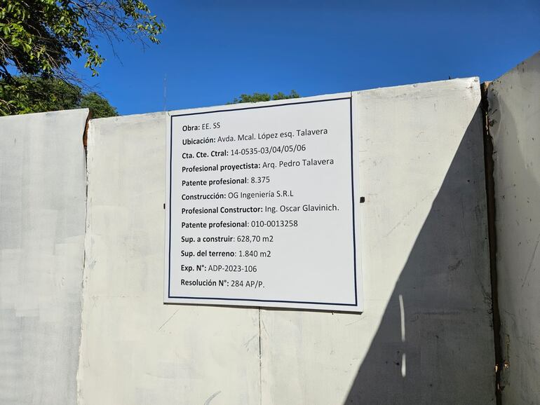 Un cartel ubicado sobre la calle Manuel Talavera advierte que en este terreno de 1.840 m2 se construirá una estación de servicios más sobre la avenida Mariscal López.