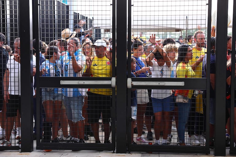 El ingreso al Hard Rock Stadium para la final de la Copa América 2024 fue desbordado por hinchas colombianos y argentinos, obligando al retraso del inicio del partido entre Argentina y Colombia. 