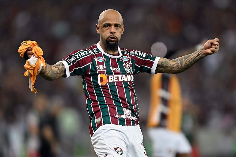 Felipe Melo celebra la victoria de Fluminense sobre Argentinos Juniors en un partido de los octavos de final de la Copa Libertadores en el estadio Maracaná de Río de Janeiro. 