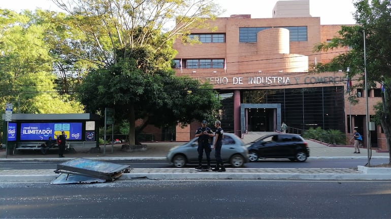 Camioneta con chapa argentina causa destrozos en la vía pública.