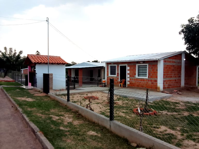 Las nuevas casas construidas por el Gobierno Nacional ya están siendo ocupadas por las 17 familias afectadas por el tornado del año pasado