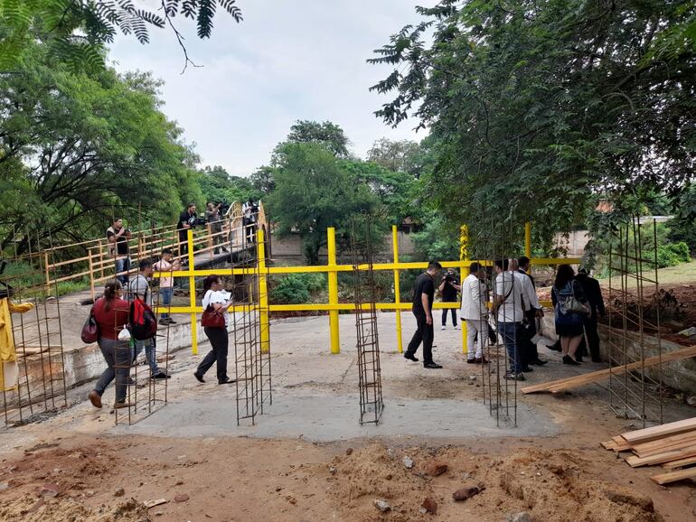 Obras de la Municipalidad de Lambaré para un vallado tras el caso de los militares arrastrados por el raudal.